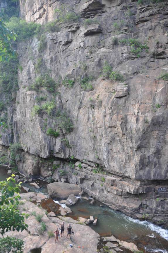 Enorme paredão ao lado da Cachoeira do Frade, em Ubajara - CE